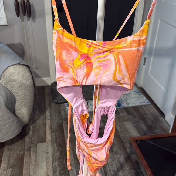 Bloomingdale’s Swimsuit Size M. $99 Retail - Picture 1 of 3